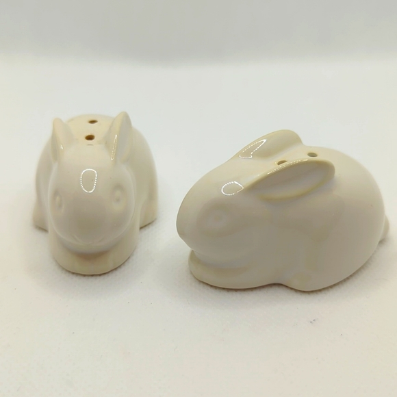 Bunny 🐇 Rabbit Salt/Pepper Shakers - Hallmark - Picture 2 of 10